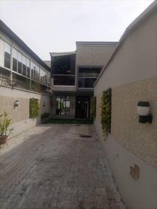 um pátio vazio de um edifício com um edifício em THE HAVEN SUITE em Lagos