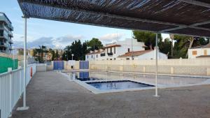 a swimming pool in the middle of a courtyard at Playa de Canet, gran Terraza in Valencia