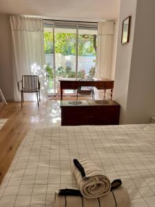 um quarto com uma cama com um cobertor no chão em Le Pistachier - Maison cozy avec jardin privatif em Saint-Jean-de-Védas