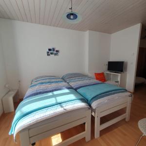 En eller flere senger på et rom på Josy's Home Zermatt