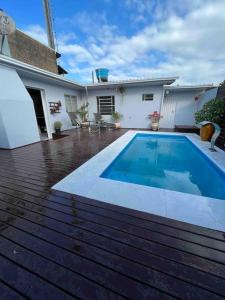 una piscina nel cortile di una casa di Casa com piscina em Torres/RS a Torres