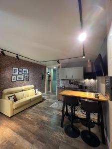 a living room with a couch and a table at Casa SaMARa in Alicante