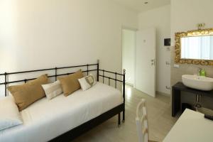A bed or beds in a room at Affittacamere Arosio