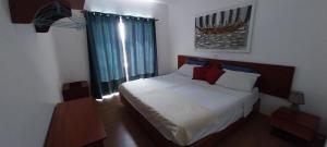 - une chambre avec un grand lit blanc et une fenêtre dans l'établissement Ca’ Tina, à Santa Maria