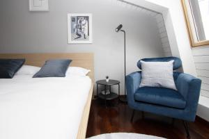 Giường trong phòng chung tại Penthouse with Patio & 2 Baths, 10 Min to Duomo