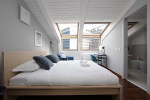 Giường trong phòng chung tại Penthouse with Patio & 2 Baths, 10 Min to Duomo +26 ảnh