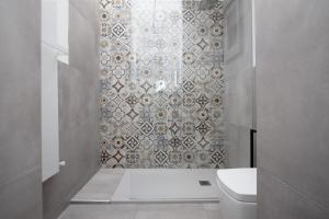 Phòng tắm tại Penthouse with Patio & 2 Baths, 10 Min to Duomo