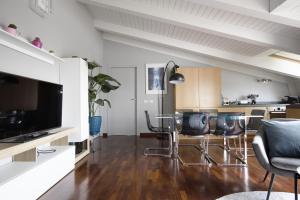 sala de estar con mesa y sillas y cocina en Double Luxury Exclusive Suite-Duomo in 12 Minutes en Milán