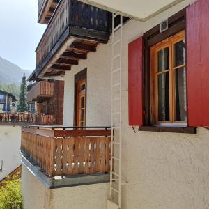 En balkong eller terrasse på Josy's Home Zermatt