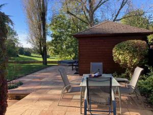 Zahrada ubytování Exclusive 2 Bedroom Apartment with Summer House and Hot Tub