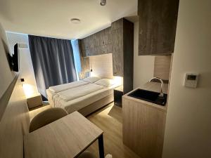 een hotelkamer met een bed en een tafel bij Apartimo München-Unterhaching in Unterhaching