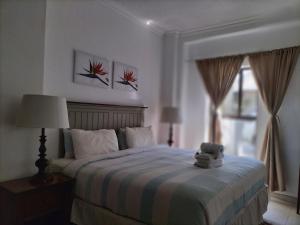 Ένα ή περισσότερα κρεβάτια σε δωμάτιο στο Sunbirds Chobe Hotel