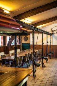 a dining room with wooden tables and chairs at Groepsaccommodatie - De Ooymanhoeve in Doetinchem