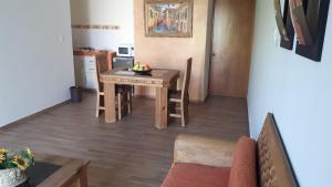 cocina y comedor con mesa y sillas en ORQUIDEA en Irapuato