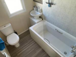 een badkamer met een toilet, een bad en een wastafel bij Whitstable serenity in Whitstable