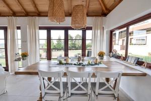 une salle à manger avec une grande table et des chaises en bois dans l'établissement Top - kuća za odmor, à Bukovik
