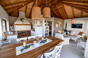 Il comprend une cuisine et un salon avec une grande table en bois. dans l'établissement Top - kuća za odmor, à Bukovik