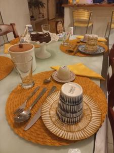 einen Tisch mit Tellern und Besteck darüber in der Unterkunft A un passo da... B&B in Elmas + 11 Fotos