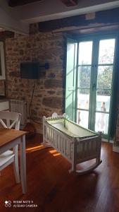 pokój z łóżeczkiem dziecięcym przed ścianą z cegły w obiekcie Casa el rey 12 - Apartamentos Buenos Aires y Figueras AR-1419-AS w mieście Valbona