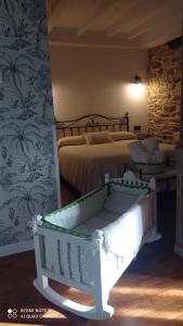 a bedroom with a bed with a bench in it at Casa el rey 12 - Apartamentos Buenos Aires y Figueras 