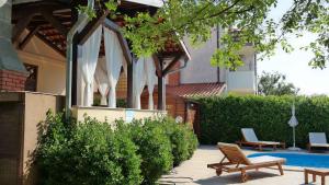 patio z 2 krzesłami i basenem w obiekcie Apartment in Silo - Insel Krk 39710 w mieście Šilo