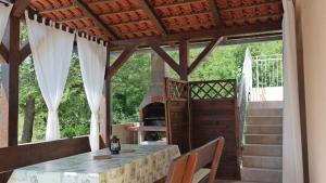 jadalnia ze stołem i kuchenką w obiekcie Apartment in Silo - Insel Krk 39710 w mieście Šilo