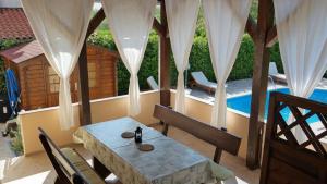 Basen w obiekcie Apartment in Silo - Insel Krk 39710 lub w pobliżu
