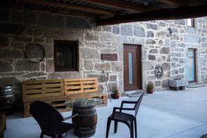 A seating area at A CASA DA MOREIRA - Casa rural en Ponte Maceira