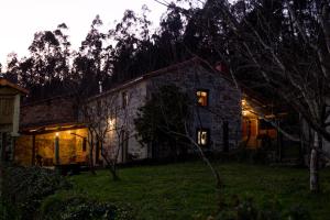 A garden outside A CASA DA MOREIRA - Casa rural en Ponte Maceira