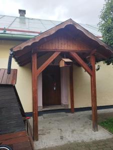 - un bâtiment avec un pavillon en bois et une porte dans l'établissement SISI Domček, à Veľká Franková