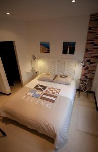 1 dormitorio con 1 cama grande en una habitación en Le Comptoir Des Sables, en Biscarrosse-Plage