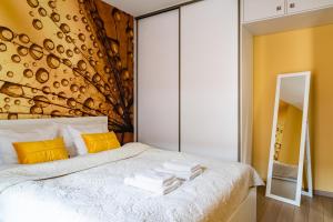 um quarto com uma cama com toalhas em Apartamenty Prestige Browar Lubicz Stare Miasto na Cracóvia