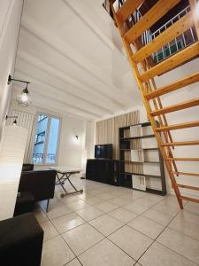 un salon avec un escalier et une table dans l'établissement La Suite - Charmant duplex proche Paris, à Villejuif