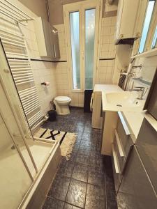 La salle de bains est pourvue d'un lavabo et de toilettes. dans l'établissement La Suite - Charmant duplex proche Paris, à Villejuif