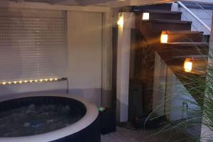 Fotografie z fotogalerie ubytování Kernsan. Souterrain-Wohnung 60qm mit Pool Blick v destinaci Krefeld