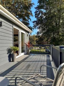 una terraza con macetas en una casa en Chalet 176 Glan Gwna Park Caernarfon, en Caeathro