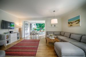 a living room with a couch and a table at Traumhaus Auri in Prerow/Ostsee auf dem Darß in Prerow