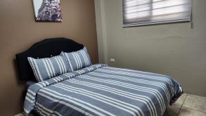 Postel nebo postele na pokoji v ubytování The Layover - 6 mins from the airport, Fully equipped for short and long stays