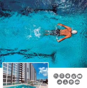 een man zwemmend in het water in een zwembad bij Robles10 El Cable Luxury Highrise in Manizales