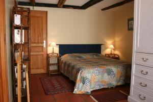 sypialnia z łóżkiem i pokój z drzwiami w obiekcie La Bergerie w mieście Beaulieu-sur-Dordogne