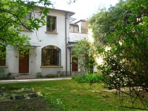 a white house with a yard in front of it at Peaceful Portello home in Padova