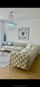 Apartment Puma v centre Piešťan في بييشتِني: أريكة بيضاء كبيرة في غرفة المعيشة