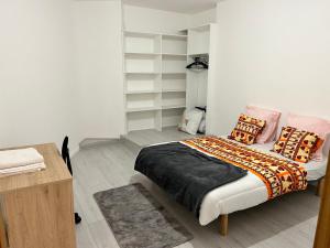Cama ou camas em um quarto em Troyes centre - Rue Colbert