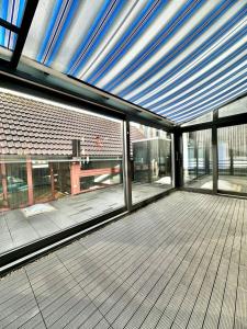 un edificio vacío con techo y ventanas en Cityloft mit Dachterrassen in lebhafter Fußgängerzone K4, en Oldenburg