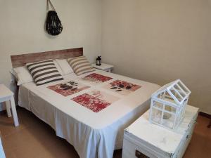 a bedroom with a large white bed with two pillows at Chalet en plena naturaleza in Tortosa