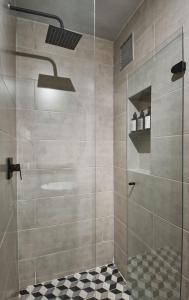 Un baño con ducha con puerta de cristal. en Torre Ventto Loft 529, en Bogotá