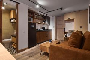 Una sala de estar con un sofá y una cocina. en Torre Ventto Loft 529, en Bogotá 18 fotos más