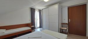 Postel nebo postele na pokoji v ubytování Apartman Figaro pogled od milijun Dolara, 2 tuša, 2 WC