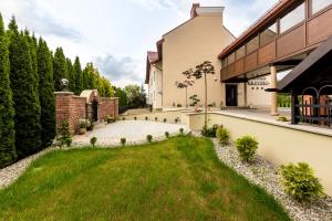 una vista exterior de una casa con patio en Hotel Krzyski, en Tarnów