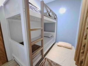 Santo CristoにあるSierra Suite Condo Style Stay (w/ Motor Parking)のはしご付きの部屋の二段ベッド1台分です。